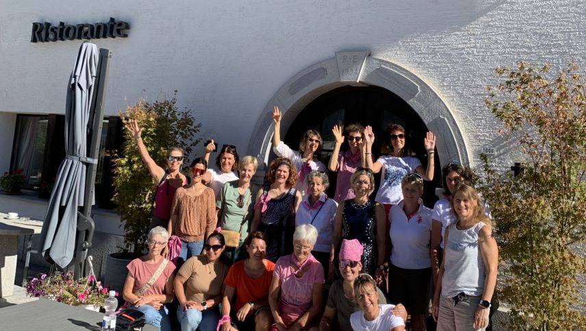 Die Frauen von Jolis Bodyfitness-Training La Punt beim Jubiläumsausflug vor dem Hotel La Soglina in Soglio. Foto: Tosca Giovanoli