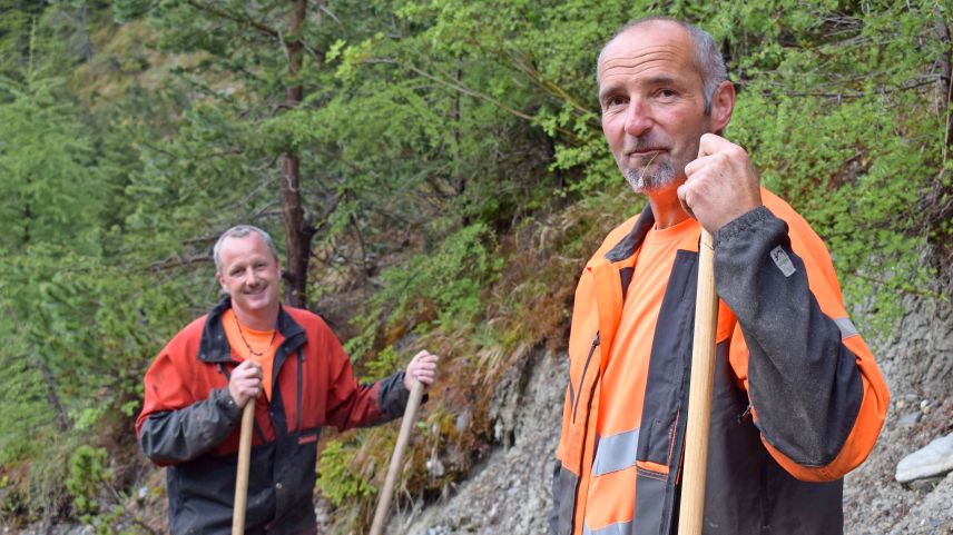 Karl Nef (links) und Nutal Carpanetti, Gemeindearbeiter von Valsot. Foto: Imke Marggraf
