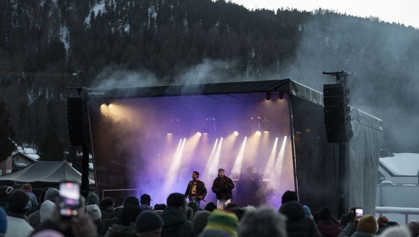 Lo & Leduc bei ihrem Konzert im Rahmen der Marathonwoche in Pontresina letzten Freitag. Nebst einigen neuen Songs spielten sie auch viele Hits aus dem vergangenen Jahrzehnt. Foto: Engadin Skimarathon/Fabian Gattlen