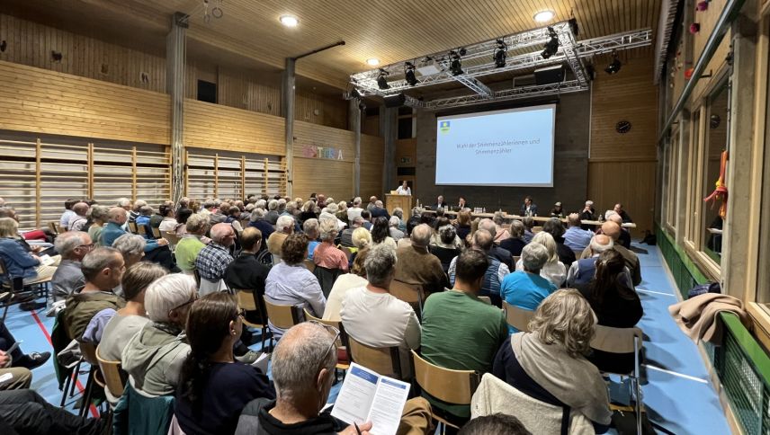 Bis auf wenige Plätze war die Turnhalle Champ Segl am vergangenen Freitag voll. 186 Stimmberechtigte fanden den Weg ins Abstimmungslokal, was einer  Beteiligung von knapp 48 Prozent entspricht. 			Fotos: Andrea Gutgsell