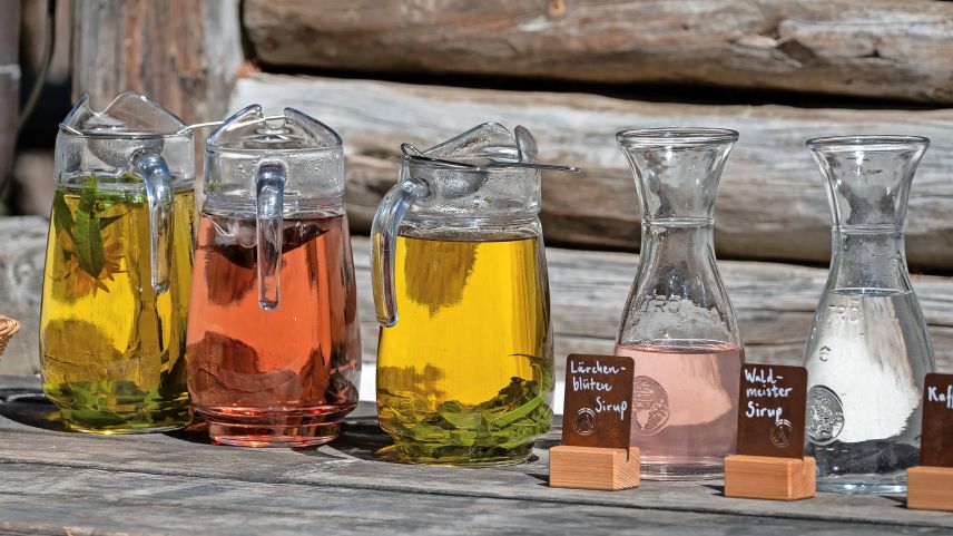 In der Chamanna Cluozza gibt es statt Getränken in PET-Flaschen Sirup aus Lärchenzapfen, aufgegossen mit frischem Bergquellwasser. Foto: v. Vfg