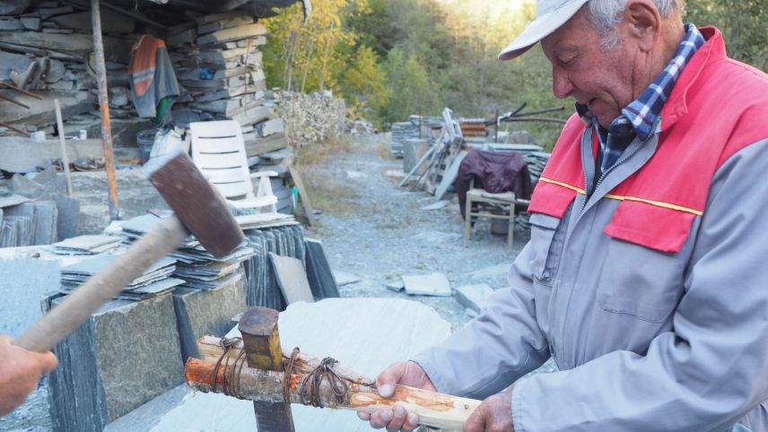 er 86-jährige Francesco del Zoppo benutzt beim Aufbrechen und Spalten des Malencer Schiefers einfachstes Werkzeug.
Foto: Marie-Claire Jur