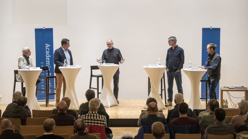 Das Podium v.l.: Glaziologe Felix Keller, Politiker Andrea Gilli, Wasserforscher Klaus Lanz, Schneeklimatologe Christoph Marty und Martin Keiser vom Amt für Wald und Naturgefahren Graubünden. Foto: Mayk Wendt
