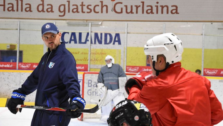 Der NHL-Star Nino Niederreiter zu Besuch in der Eishalle Gurlaina in Scuol (Foto: Nicolo Bass).