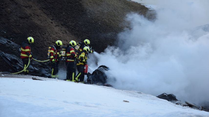 Die Feuerwehr Plaiv war sofort am Einsatzort. Foto: Kantonspolizei Graubünden