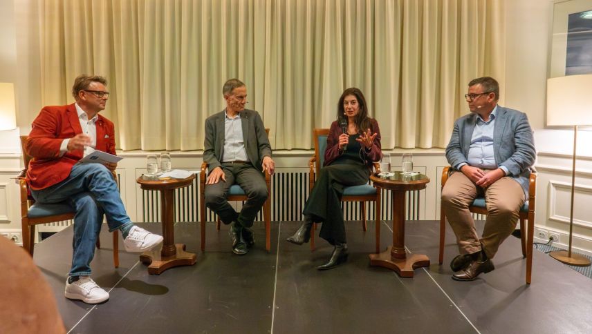 Dass Schoggitaler-Podium von links: Moderator Andrea Gutgsell, Duri Bezzola, Präsident Pro Lej da Segl, Loredana Ventre, Geschäftsführerin Schoggitaler und Michael Roth, CEO Repower. Foto: Jon Duschletta