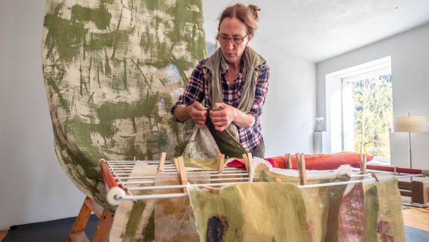 Claudia Lazzarini im Atelier artinresidenza in Lavin. Foto: Jon Duschletta
