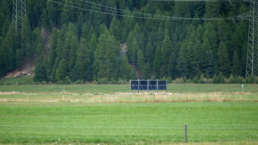 Die Musterpaneelen der PV-Grossanlage auf der Flugplatzebene in Samedan. Foto: Jon Duschletta