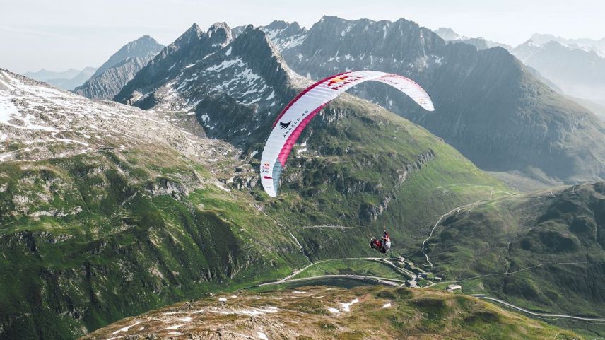 Das Red Bull X-Alps gilt als das härteste Abenteuerrennen der Welt. Im Rennen wird entweder dem Gleitschirm geflogen oder über Stock und Stein gelaufen. Die Teilnehmenden mussten dabei 2x St.Moritz passieren. Foto: Sidario Balzarini