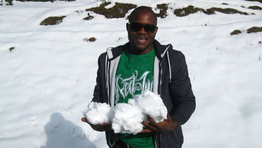 Dennis’ erster Kontakt mit Schnee auf dem Ofenpass im November 2013. Foto: z. Vfg / Dennis Ulayayi