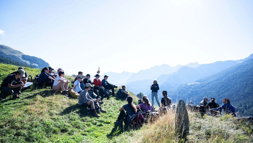 Studierende der Universität Zürich nehmen am Pilotprojekt teil und hören hier Angelika Abderhalden bei den Erklärungen zu. Foto: Mayk Wendt