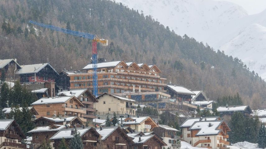 Dort wo der Baukran steht, soll das erste 5*-Hotel von Livigno entstehen. Foto: Jon Duschletta