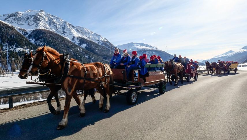 Die Zuozer Schülerinnen und Schüler haben am Samstag in Madulain Chalandamarz gefeiert. Foto: Jon Duschletta
