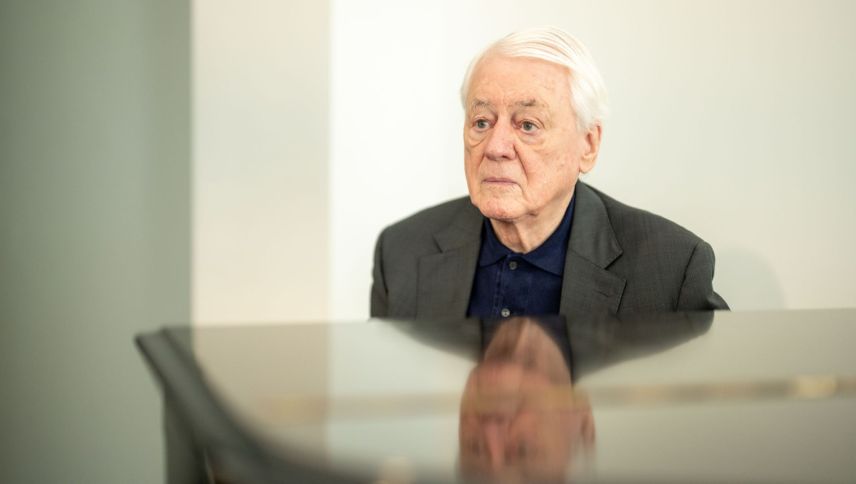 Der deutsche Künstler und Filmemacher Alexander Kluge (1932 - 2026) anlässlich einer Ausstellung seiner Werke im Nairs Lab in Scuol im Jahr 2022. Foto: Mayk Wendt
