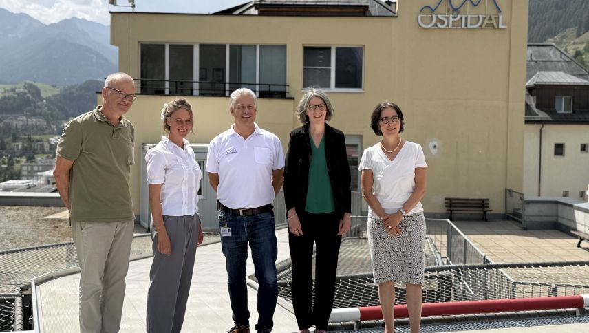 Die Delegation aus Bern auf dem Heliport in Scuol. Foto: Fadrina Hofmann
