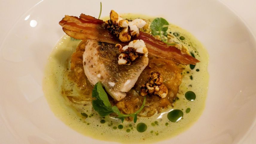 Alpen-Zanderfilet mit Rohess-Speck, Gersten-Sauerkraut und Vogelmiere. angereichert mit einem pikanten Popcorn-Topping. Foto: Jon Duschletta