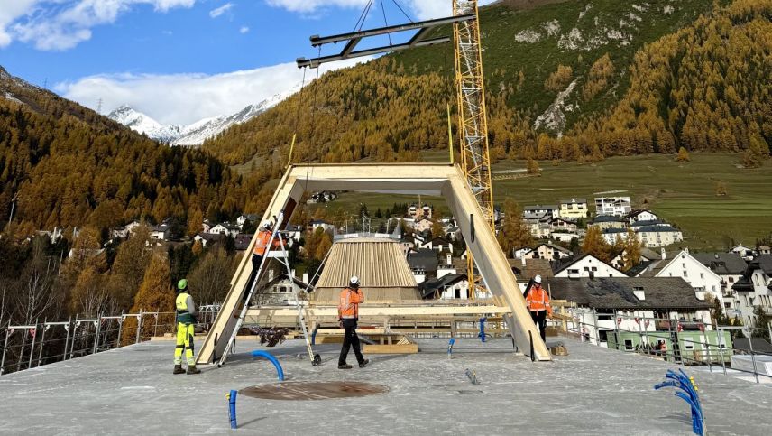 Ein Element der Holzkuppel wird montiert. Foto: Fadrina Hofmann