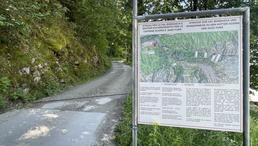 So präsentiert sich heute die Zufahrt in die Val Bondasca von Bondo aus. Die Infotafel gibt Aufschluss darüber, welche Teile des Tals wieder zugänglich sind. Foto: Reto Stifel
