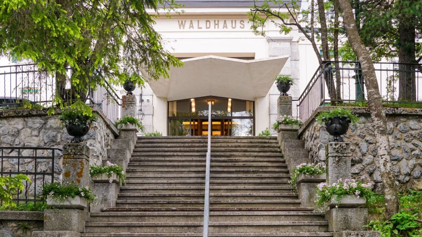 Das Hotel Waldhaus Sils lädt zum vielfältigen Kulturfestival «Kulimuth» ein, welches am 13. Juni mit den Silser Hesse-Tagen startet und bis Ende des Monats dauert. Foto: Jon Duschletta