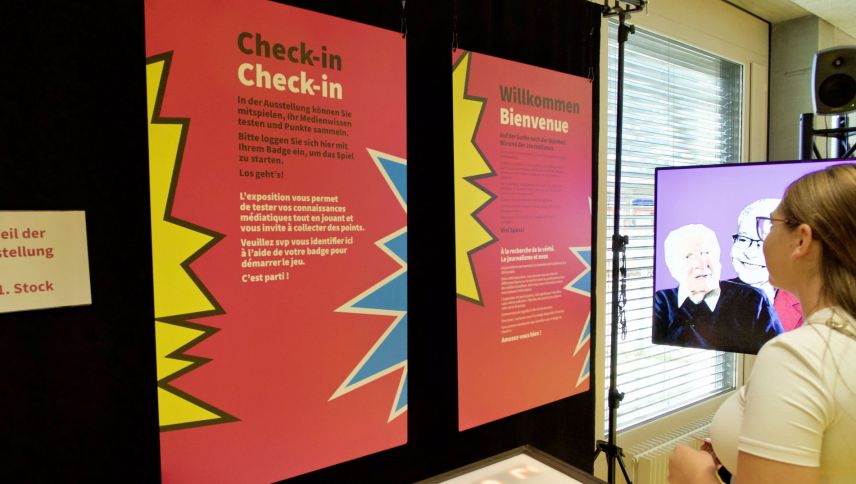 Beim Check-in wird der Badge aktiviert, auf dem während des Rundgangs, alleine oder in Gruppen, Punkte gesammelt werden. Foto: Anna Hartmann