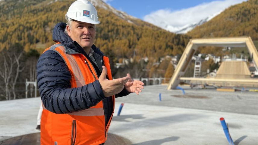 Enrico Uffer erklärt den Elementbau. Foto: Fadrina Hofmann