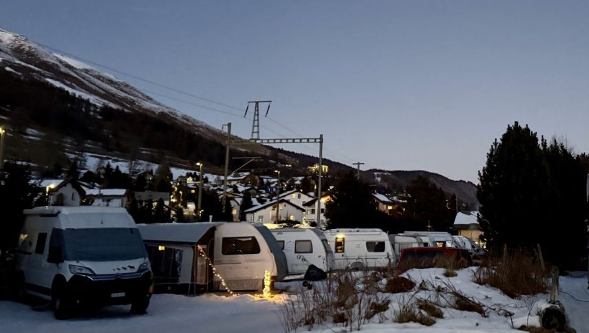 Der Camping befindet sich gleich neben den Gleisen. Foto: Fadrina Hofmann