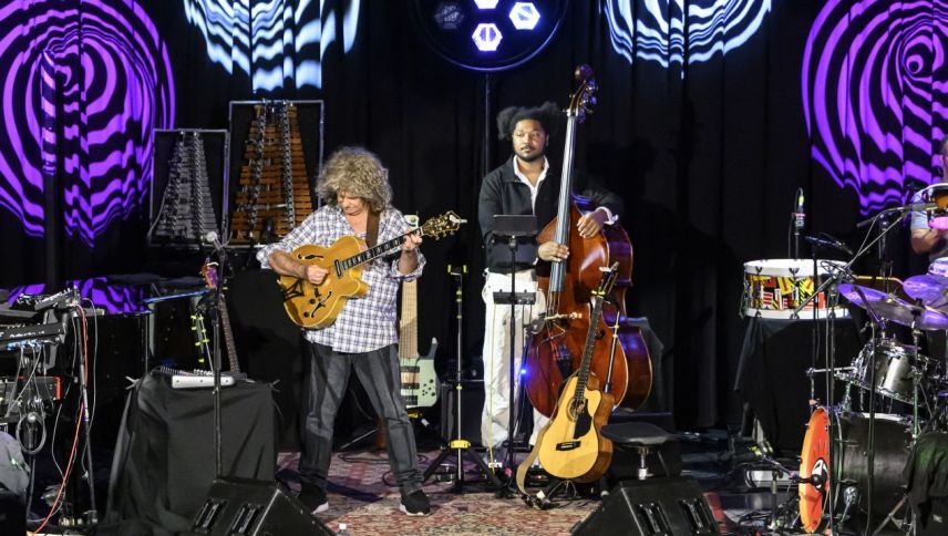 Pat Metheny im Reine Victoria: Hinter jedem Instrument auf der Bühne steckt sorgfältige Planung – von der Beschaffung bis zur perfekten Abstimmung auf die Wünsche der Künstler. Foto: fotoswiss.com/Giancarlo Cattaneo