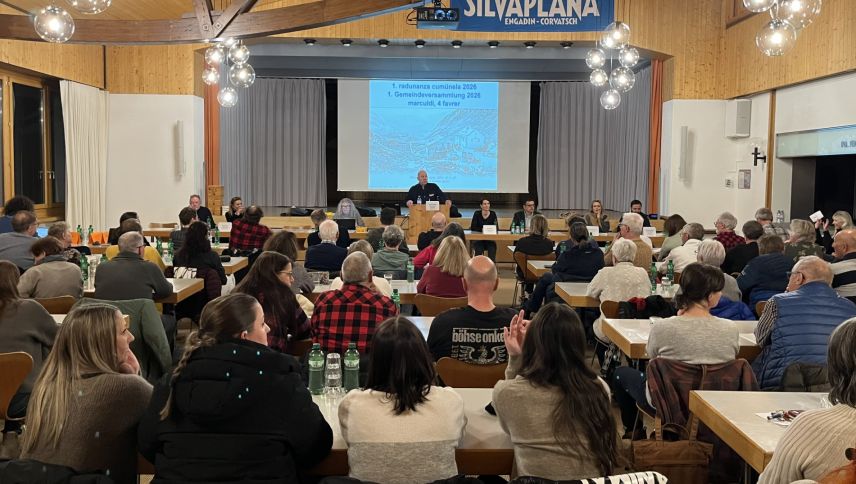 Auch in Silvaplana ist der Gemeindesaal voll. 144 Anwesende. Foto: Andrea Gutgsell