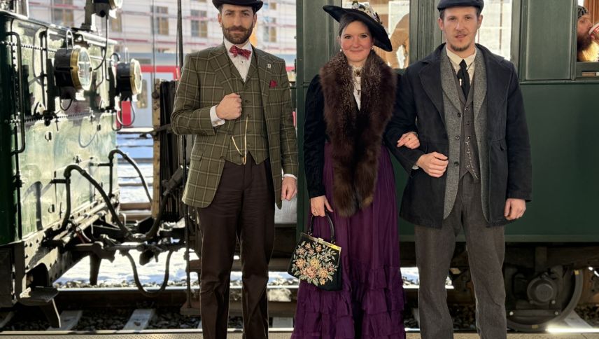 Stilecht gekleidete Passagiere. Foto: Fadrina Hofmann