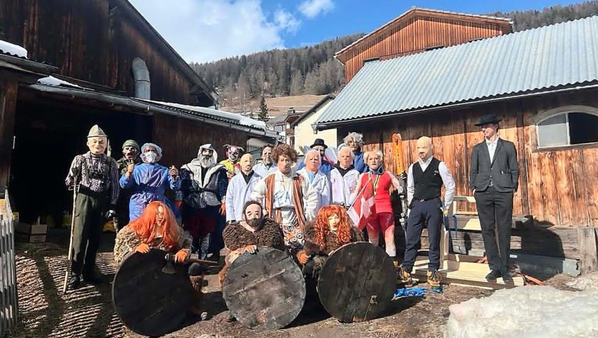 Der bekannte und besondere Chalandamarz in Ftan. Foto: Giuventüna da Ftan