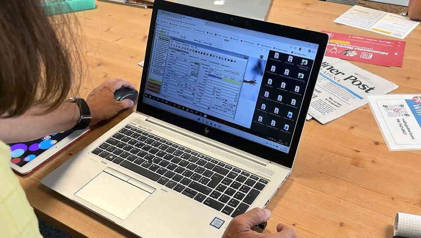 Beim Workshop «Zeitung online lesen mit der Engadiner Post» konnten die Teilnehmenden direkt Fragen stellen und voneinander profitieren. Jeder Schritt wurde gemeinsam und in Ruhe erklärt und dann ausprobiert. Foto: Fabia Niggli