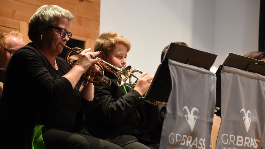 La GR Brass ha inchantà il public a Ftan cun musica da brass da buna qualità (Foto: Nicolo Bass).