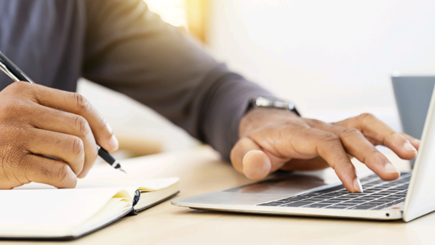 Ob von Hand oder digital geführt: Nicht selten sind Pendenzenlisten von Journalistinnen und Journalisten Makulatur, kaum sind sie geschrieben. Foto: www./shutterstock.com/paulaphoto