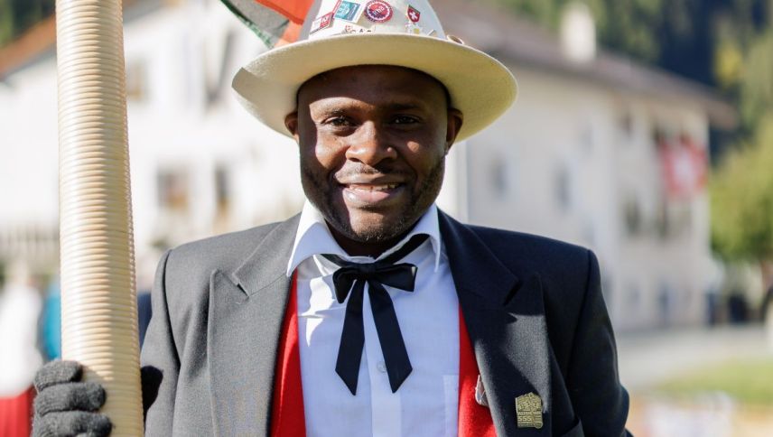 Dennis Ulayayi ist ein begeisterter Alphornspieler. Foto: Dominik Täuber