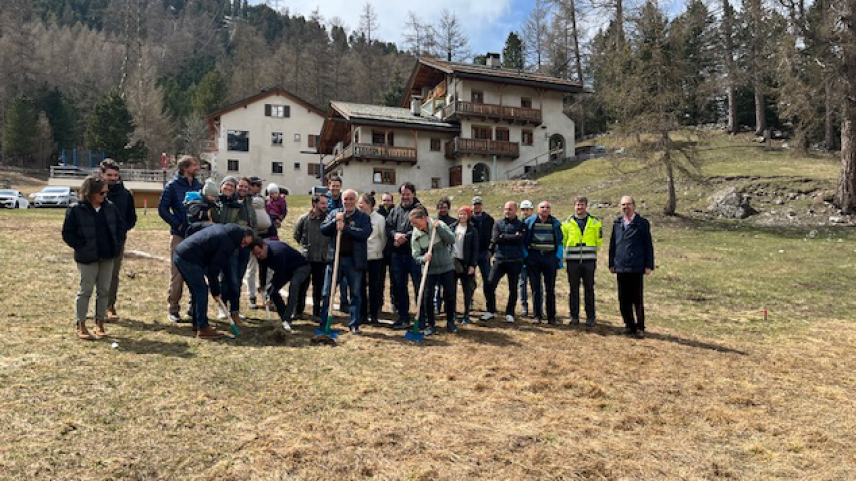 Zusammen mit den vier kürzlich fertiggestellten Einfamilienhäusern in Pros da God wird eingangs der Val Roseg an der Langlaufloipe ein attraktives Familienquartier entstehen. Foto: z. Vfg