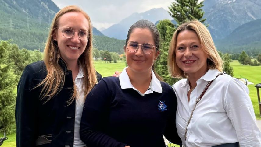 Selina Casal (mitte) hat die Engadine Amateur Championship 2026 gewonnen. Foto: z. Vfg. Engadine Golf Club