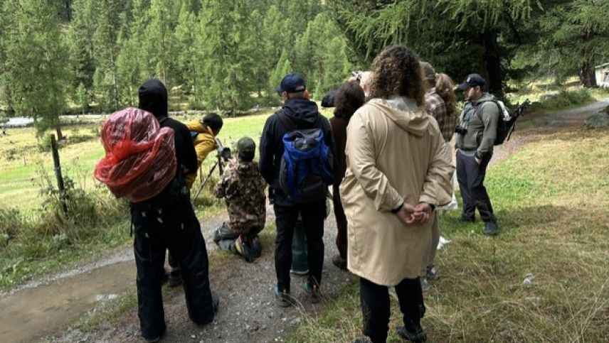 Die Gäste verfolgen gespannt, wie Claudio Laager das Geschehen beobachtet, oder schauen selbst durch einen Feldstecher. Foto: Fabia Niggli