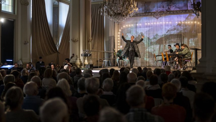 Jonathan Ferrari spielt das dämonische Wesen Samiel. Foto: Mayk Wendt