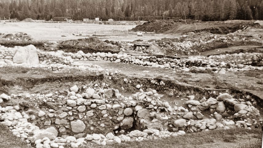 Restanzas da la chapella San Güerg chi d’eiran auncha visiblas düraunt las perscrutaziuns avaunt 50 ans (fotografia: Servezzan archeologic dal Grischun).