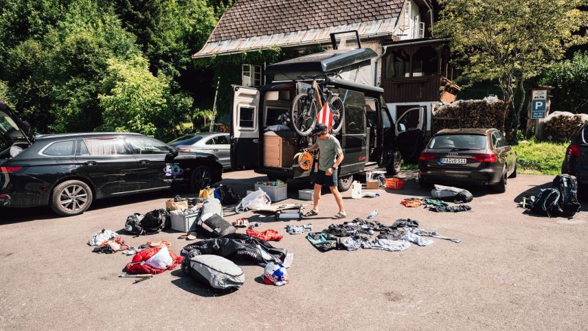 ... als bei der Sortierung und dem Verstauen des gesamten Equipments.  Foto: Sidario Balzarini