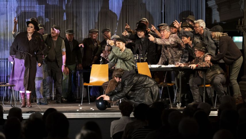 Gian Marchet Colani (Yves Ehrsam) wird von der Jägerschaft angefeuert. Foto: Mayk Wendt