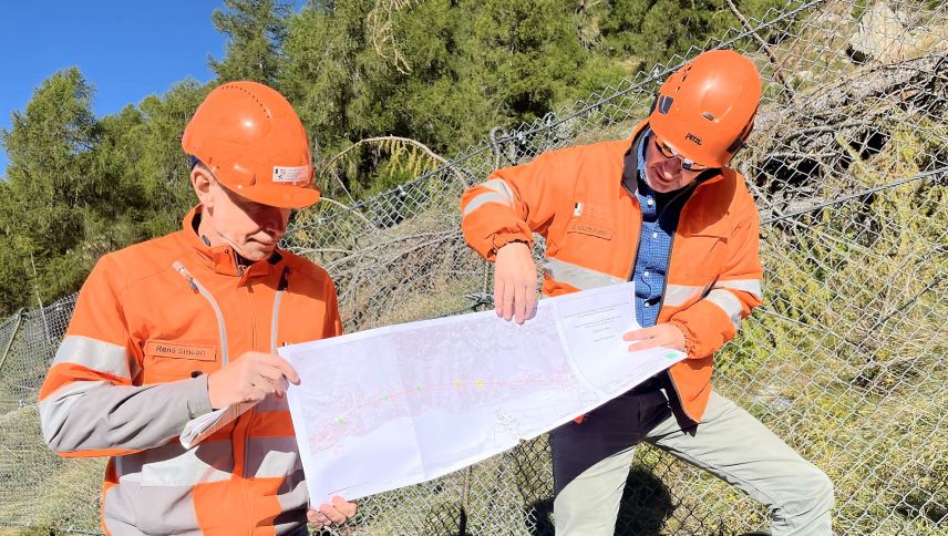 René Simeon (links) und Christoph Nänni zeigen die 25 Bohrstellen auf dem Plan. Die Bohrungen dauern – sofern das Wetter mitspielt – bis Ende Oktober. Foto: Andrea Gutgsell