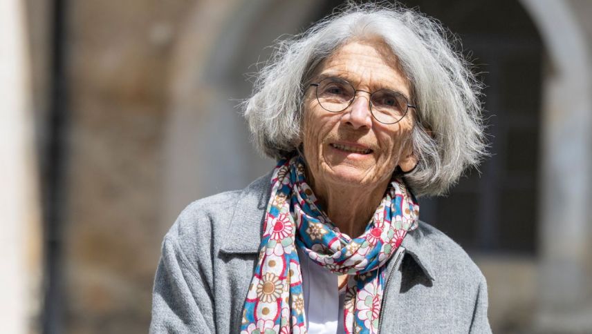 Donna Leon es daspö il 2020 vaschina da la Val Müstair – quia davant la clostra Son Jon a Müstair. Ella viva daspö bod 20 ons a Sta. Maria (fotografia: Mayk Wendt).