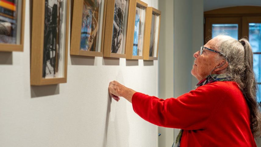 Katharina von Salis beim Betrachten der ausgestellten Fotos. Foto: Jon Duschletta