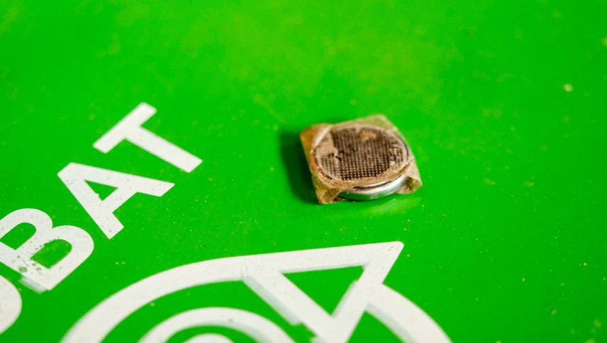 Der Arbeitsbesuch in der Wertstoffhalle lieferte Tipps und Tricks: Mit Klebestreifen abgeklebte Batteriepole verhindern Kurzschlüsse und allenfalls sogar Brände. Foto: Jon Duschletta