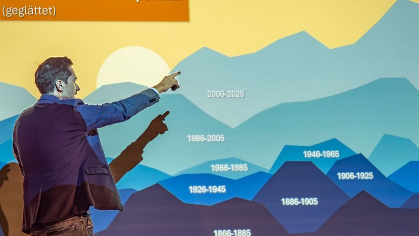 Die «Bergketten» stehen für die Entwicklung der gemittelten Temperatur in der Schweiz von 1866 (unten) bis 2025. Foto: Jon Duschletta