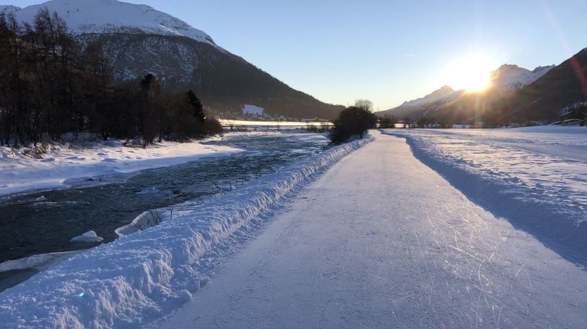 Das Rauschen des nahen Inn im Ohr und die untergehende Sonne im Gesicht, ist Madulain auf den schnellen Kufen bald erreicht.
Foto: Marie-Claire Jur