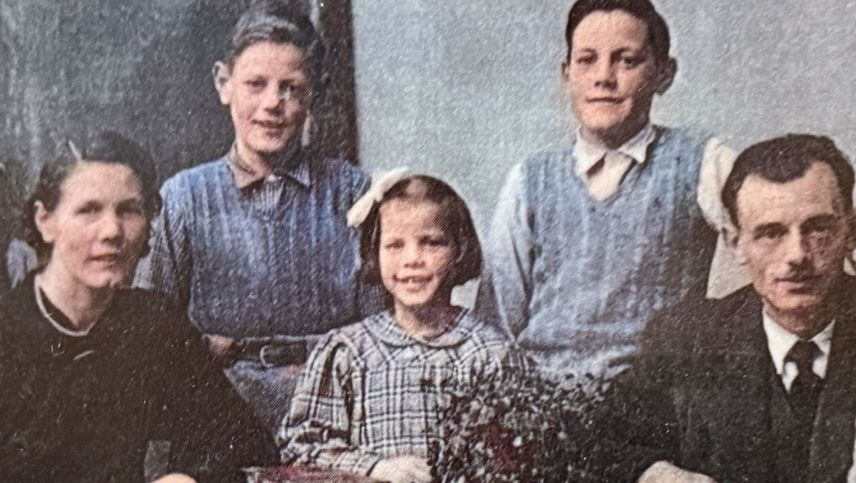 Pep (hinten links) im Kreise seiner Familie. Foto: Familienarchiv Pep Schaniel