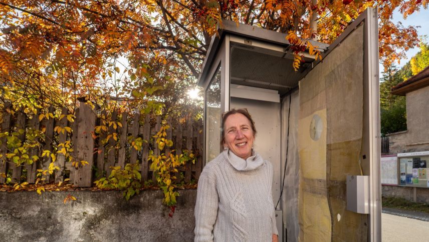 Die ausgediente Telefonkabine am Dorfplatz in Lavin ist Bestandteil der artinresidenza Lavin. Foto: Jon Duschletta 