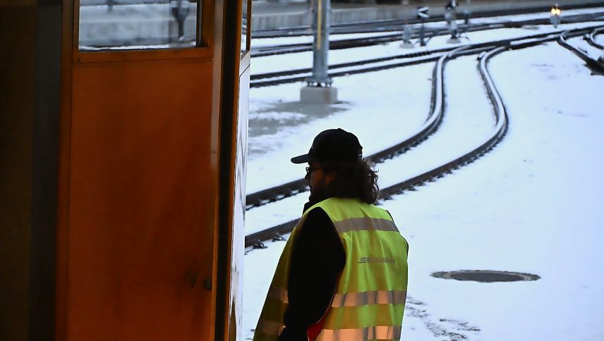Die Tore des Depots in Pontresina  werden noch per Hand geöffnet. Foto: Anna Hartmann